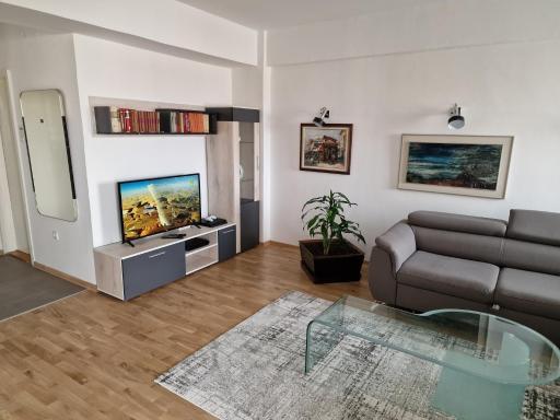 Fabulous family apartment, Beverly Hills Mall area - Housity