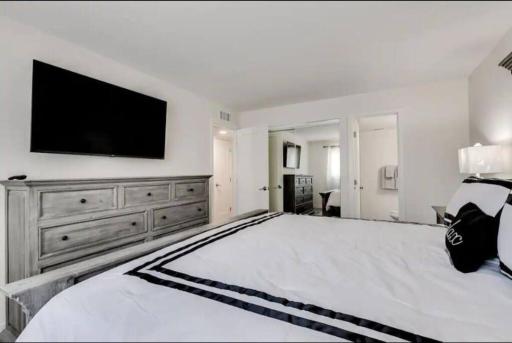Modern Villa in Old Litchfield - Housity
