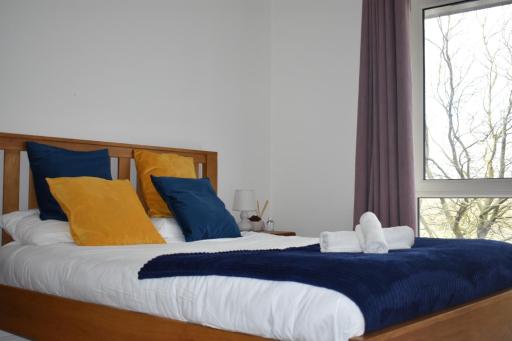 Classy Campbell Park Apartment, Balcony & Free Parking - Housity