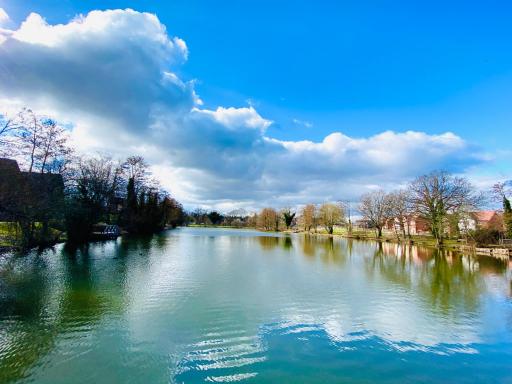 NEW IN! Premium Lake View Flat, Free Parking & Fast Wi-Fi - Wokingham - Housity