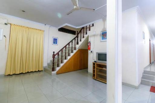 RedDoorz Plus near WTC Batanghari Mall - Housity