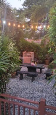 Daisy's 2 bedroom family home for up to 5 guests with garden & BBQ - Housity