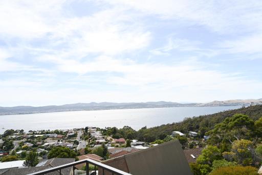 Cheerful 3 bedrooms home with Sea View - Housity