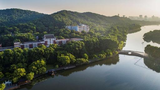 Shangri-La Hangzhou - The back garden of West Lake - Housity
