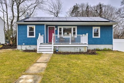 Charming Rocky Point Home about 1 Mi to Beach! - Housity