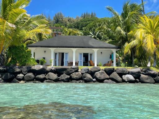 Waterfront paradise 2 br; stunning sunsets - Housity