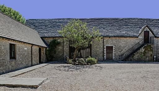 Kingston Country Courtyard - Housity