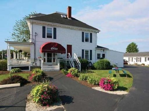 Carriage House Motel Cottages & Suites - Housity
