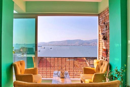 Flat with Great View and Central Location in Konak - Housity