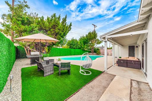 Oasis Modern 4BR House W/ Pool & Fireplace - Housity