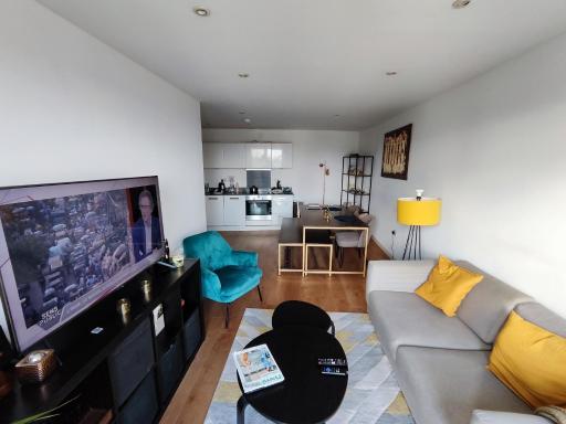Spacious & Serene Stay in London - Housity