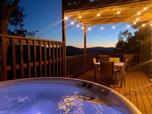 Hideaway Chalet-Mountain Top View Pet Friendly - Housity