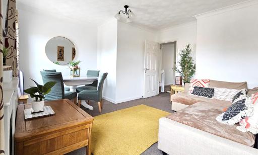 2 bed apt w/ private parking close to town centre - Housity