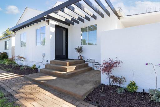 Universal Encino Studios - Housity