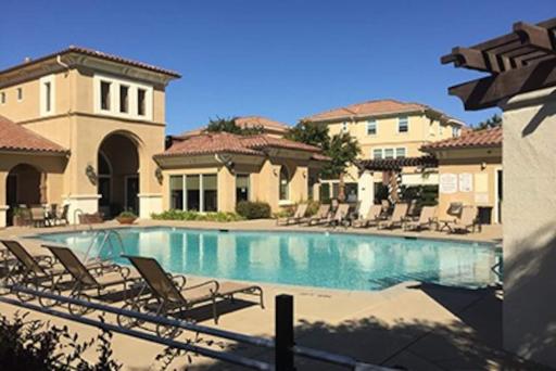 Exclusive Westlake Condo w/ Gym, Pool, Washer & Dryer In Unit & Private Garage - Housity