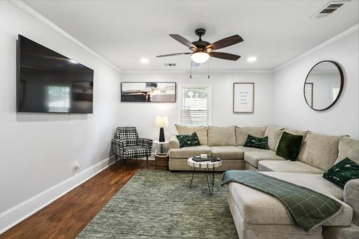 Modern Home 8 mins from Airport, 14 mins to Downtown - Housity
