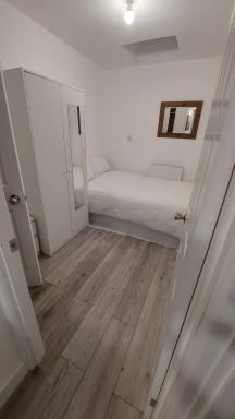 Double En-suite Room Available In 3 Bed Apt - Housity