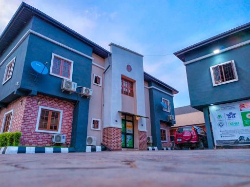 MT Deluxe Hotel - Housity