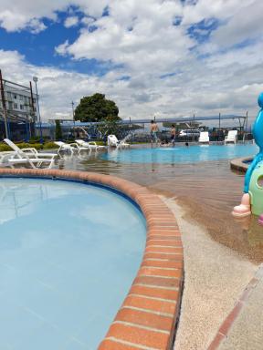 ApartaHotel con Piscina a 3km del Parque del café - Housity