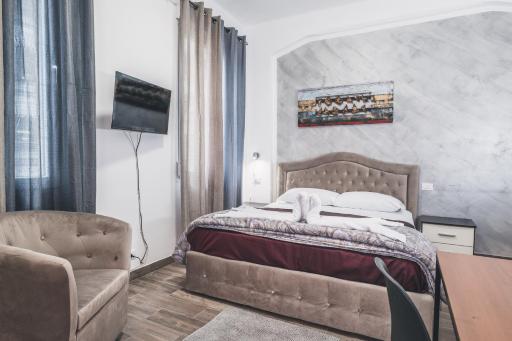 Bulldog Station Apartments with private WC, AC, TV - Housity