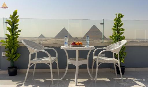 Full Pyramids View Apartment with Balcony For 8 P - Housity