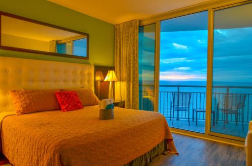 Huge Ocean Front Condo, Amazing Views - Housity