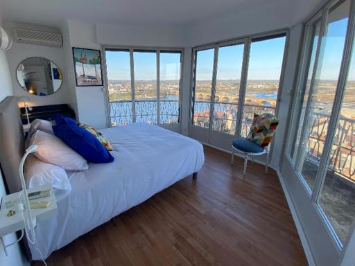 Appartement panoramique au centre de Moulins avec terrasse, 2 chambres, et équipements modernes - FR-1-489-412 - Housity