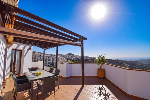 Penthouse 17A, Frigiliana 2 bedroom, Pool, Large Terrace and Amazing views in the center of Frigiliana HansOnHoliday Rentals - Housity