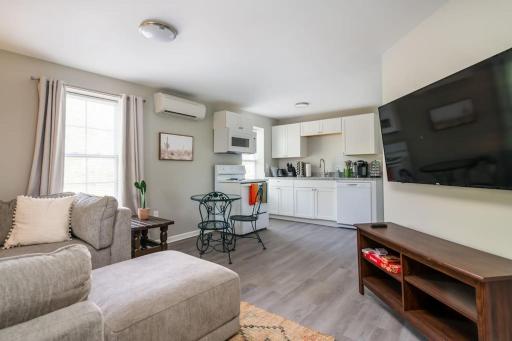 Plush 1 bed APT near Five Points! Bring your pets! - Housity