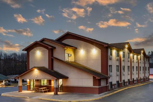 Super 8 by Wyndham Waynesburg - Housity