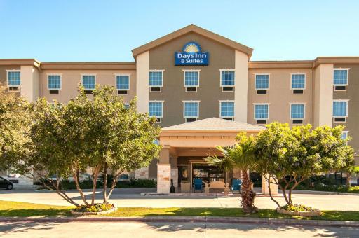 Days Inn & Suites by Wyndham San Antonio near Frost Bank Center - Housity