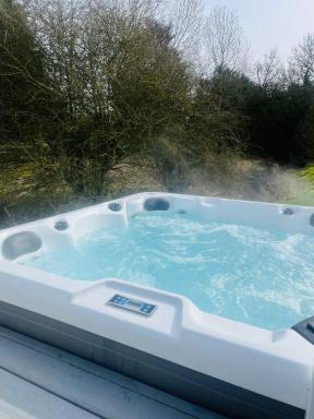 Yorkshire Lodge with Hot Tub - Housity