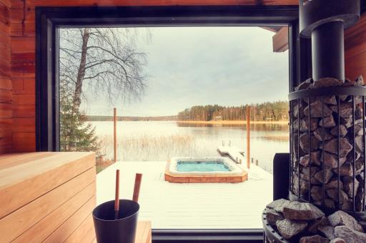 Beautifully renovated lakeside red cottage - Housity