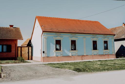 Kuzmanovi dvori - Housity