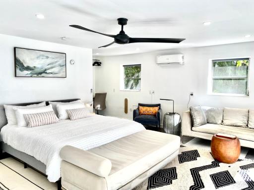 Bright And Airy King Studio On Green One Half Acre - Housity