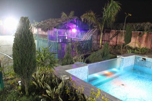 RED FARMHOUSE AND POOL - Housity