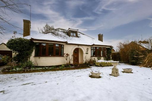 Stunning 4 BD Bungalow Banbury Northamptonshire - Housity