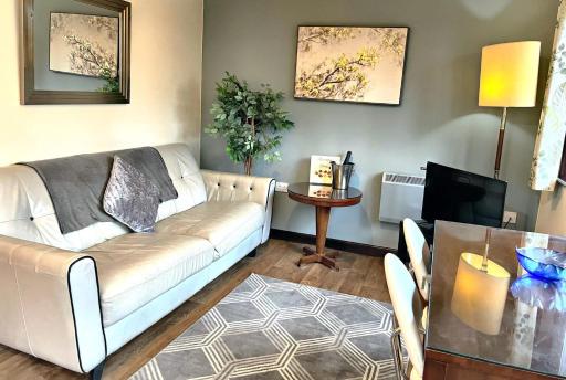 Wren 8-Hot Tub-Woodland Lodges-St Clears-Carmarthen-Tenby - Housity