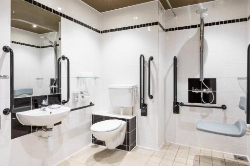 AC Hotel by Marriott Manchester Salford Quays - Housity