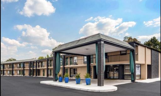 Super 8 by Wyndham Daleville-Fort Novosel - Housity