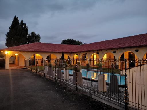Captains Quarters Motor Inn - Housity