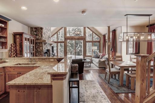 High Ceilings, Natural Light- 3 Bedroom Arrowhead Village Condo - Housity