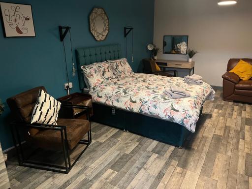 Hidden Gem - 1 Bedroom Studio - Right in the Town Center - Tucked away from the noise! 2 Minutes from Train Station! - Housity