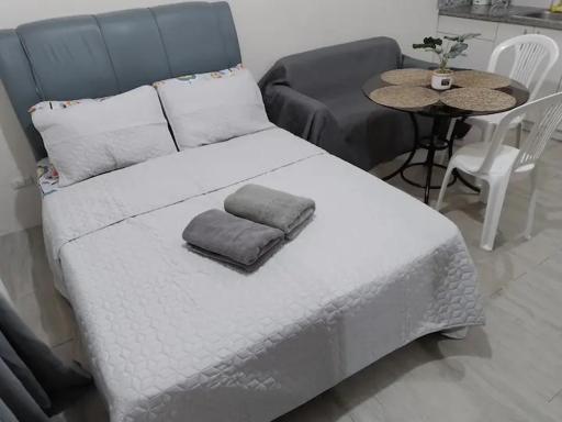 AMAIA STEPS Mandaue - Cebu -with Wi-Fi Netflix Pool 7 Mins to Airport - Housity