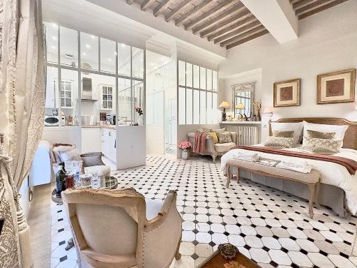 LES ANGES DELUXE AVIGNON - Suite Romantique Luxe - Free Parking and Jaguar Car Service - Housity