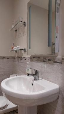 Westwood Lodge B & B Boston - Housity