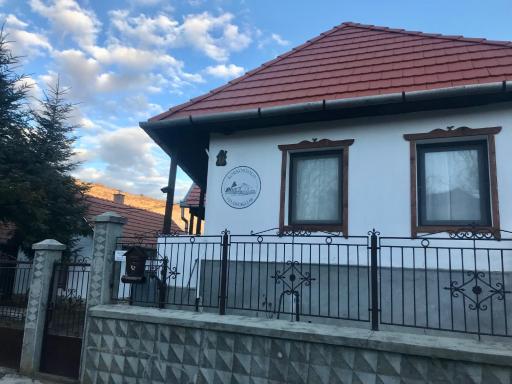 Korkóstoló Vendégházak - Housity