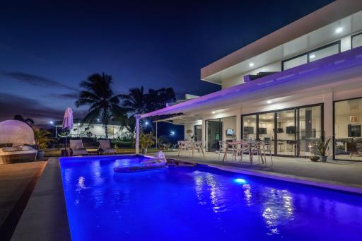 Ocean Breeze Cove - Luxury Retreat - Housity
