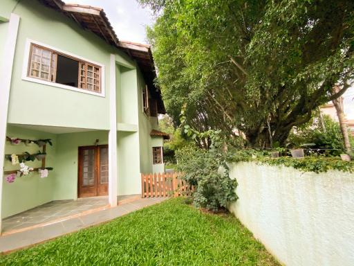 Casa confortável com churrasqueira na Granja Viana - Housity