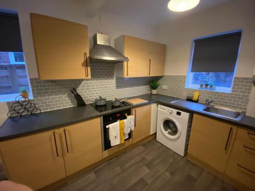 WHOLE House - Fast WIFI & FREE Parking - Contractor Friendly by IRWELL STAYS - Housity